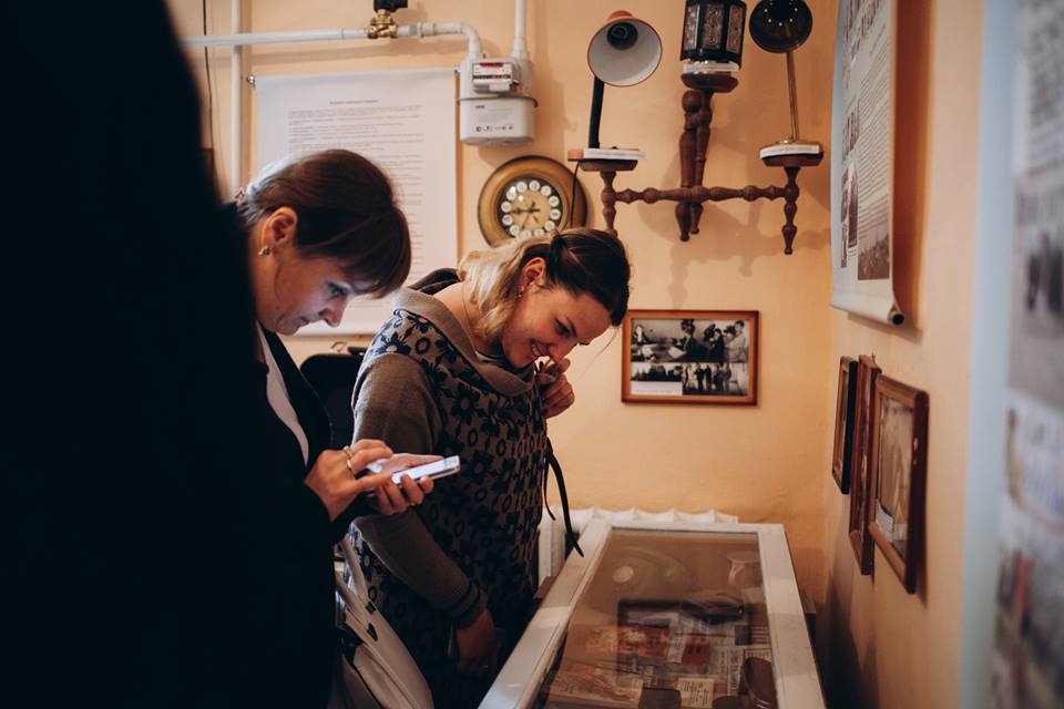 Викладачі та студенти розглядають музейні експонати